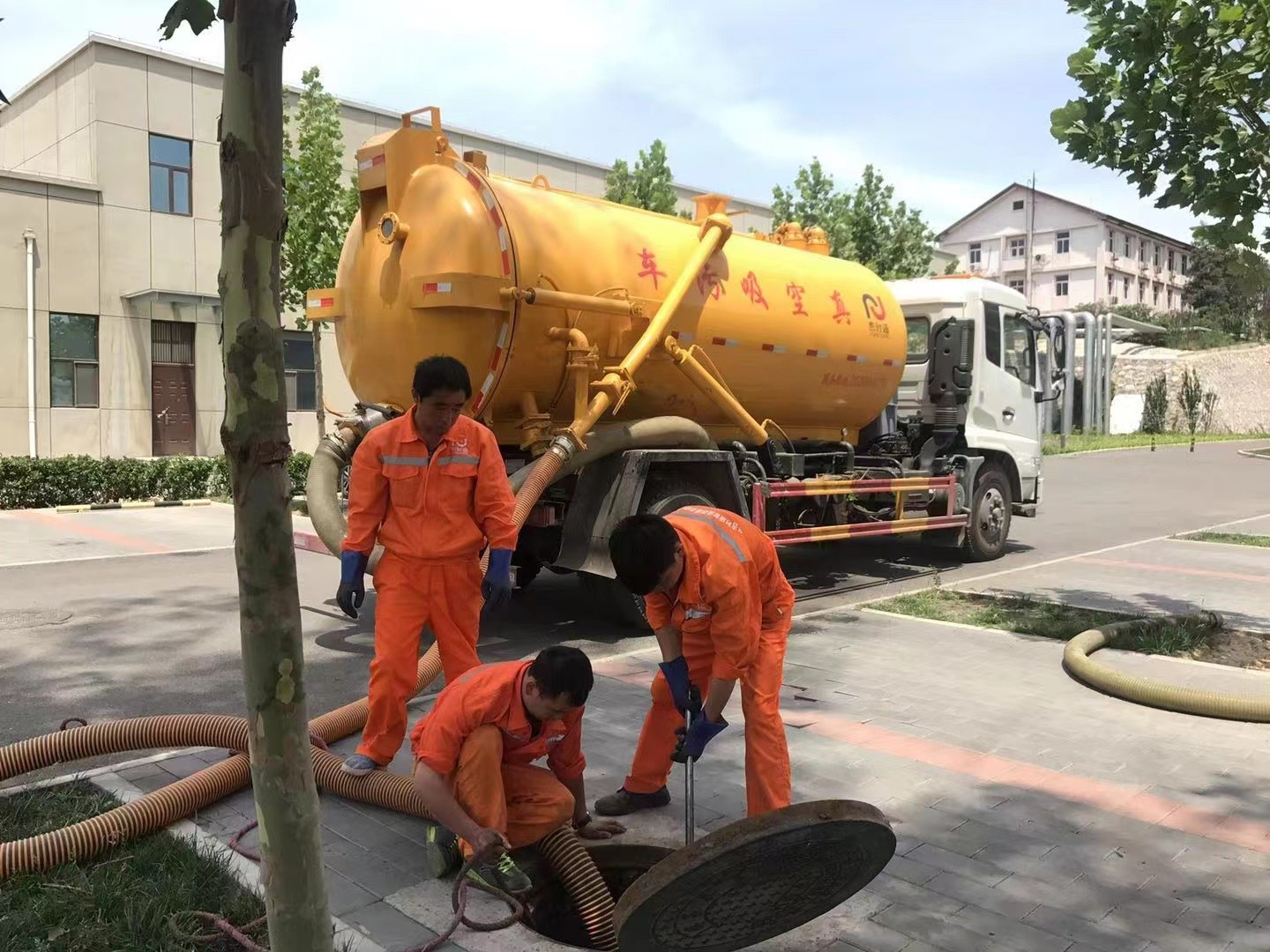 通州管道疏通车停在窨井附近